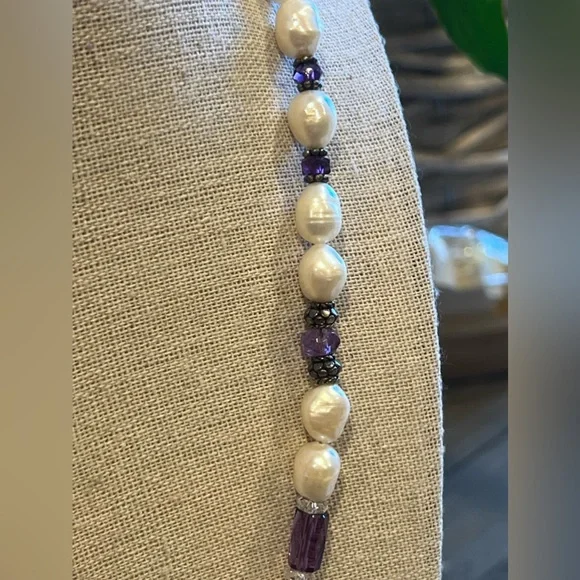 Large freshwater pearl necklace with purple glass beads and silver accents - Picture 9 of 14